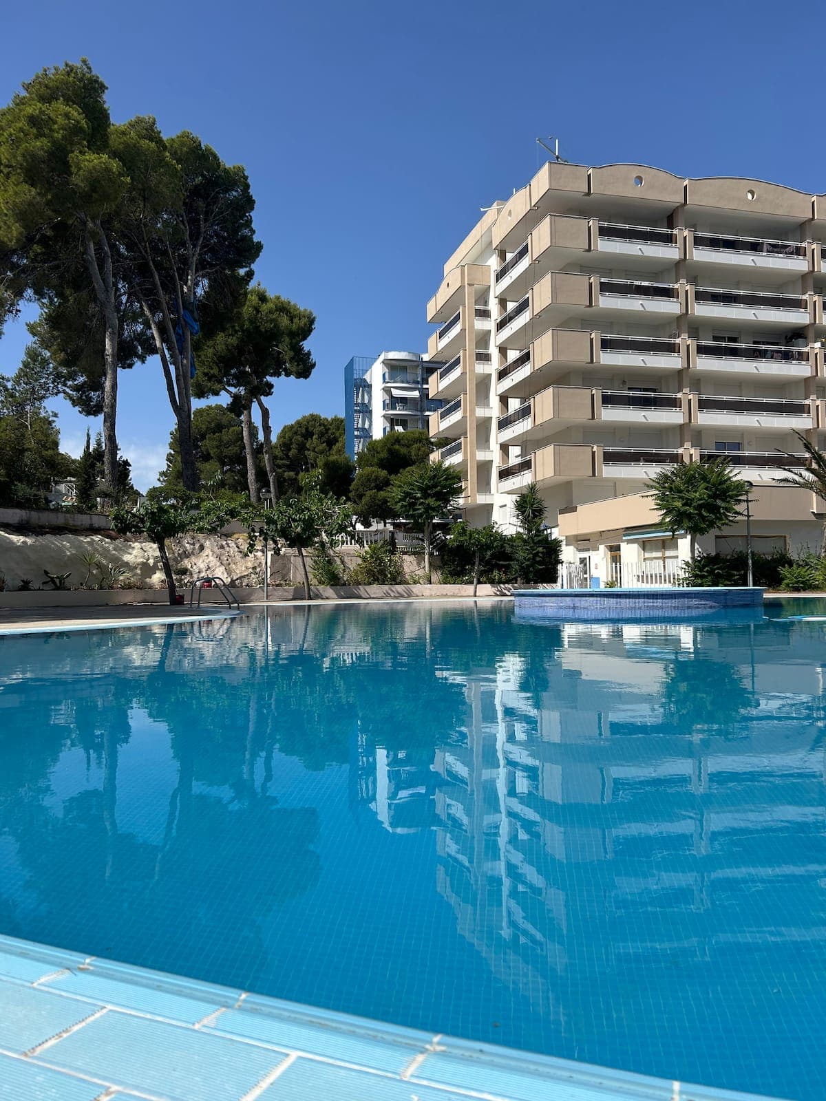 Apartamento con piscina en zona turística